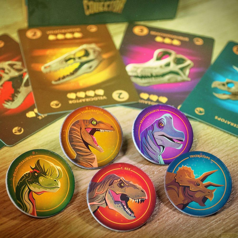Six jetons de dinosaures et des cartes avec des crânes de dinosaures sur une table en bois.