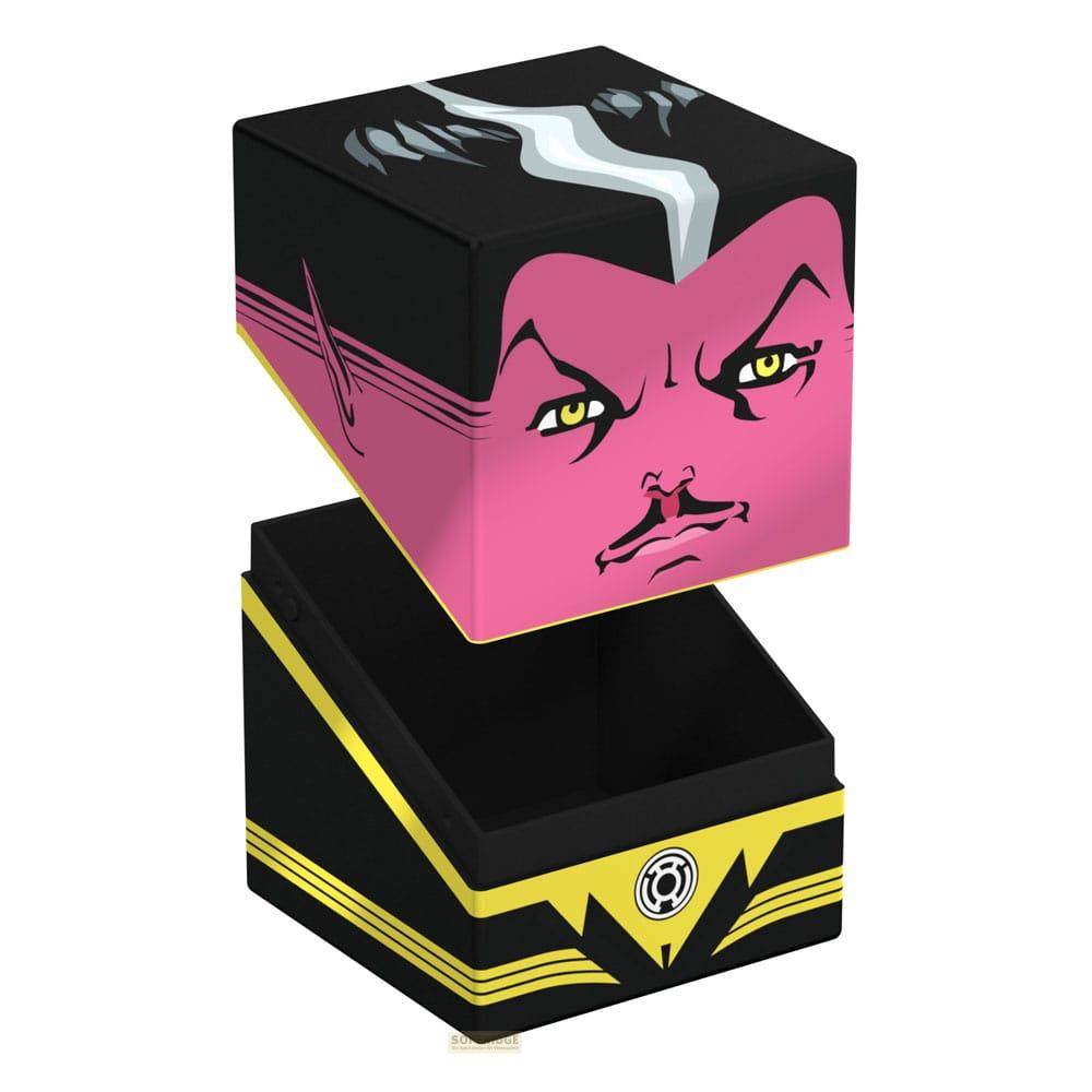 Ein schwarzer Würfel mit einem pinken Gesicht und gelben Akzenten steht offen.