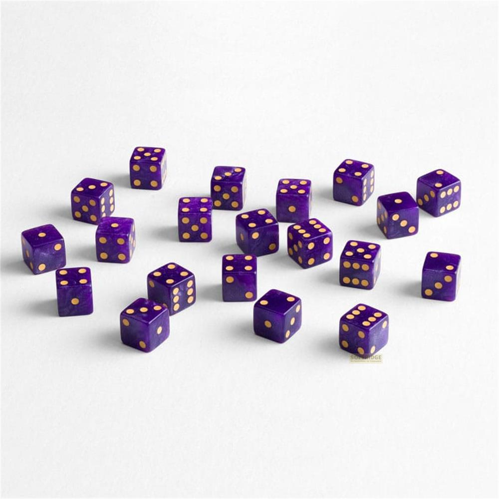 Molti dadi viola con punti dorati sparsi su sfondo bianco.