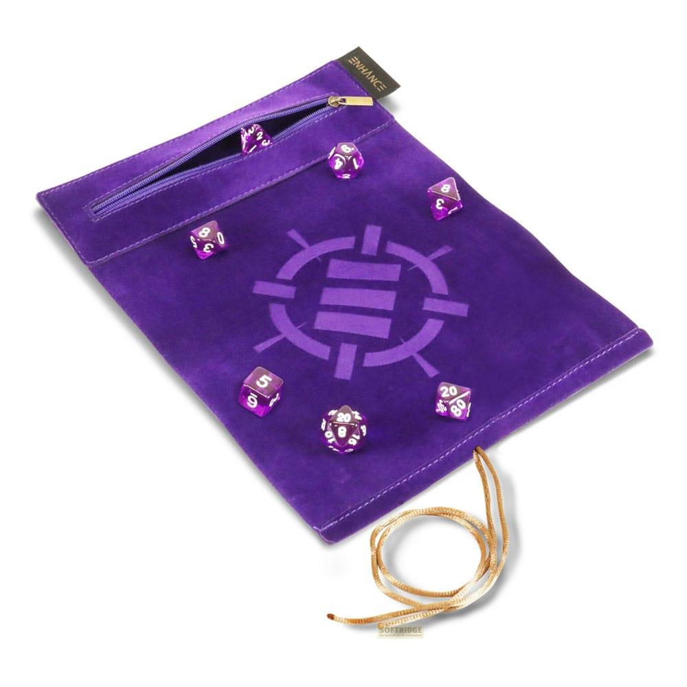 Una borsa viola con un simbolo e diversi dadi sparsi.