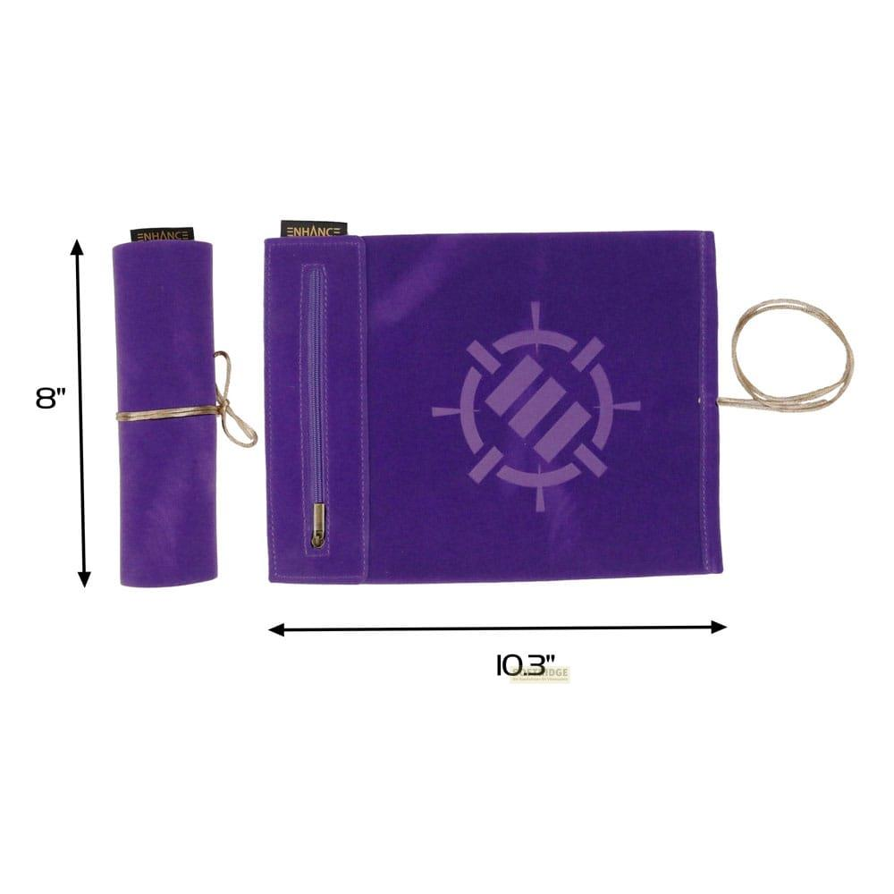 Una custodia in tessuto viola con cerniera, alta 8", larga 10,3", con logo.