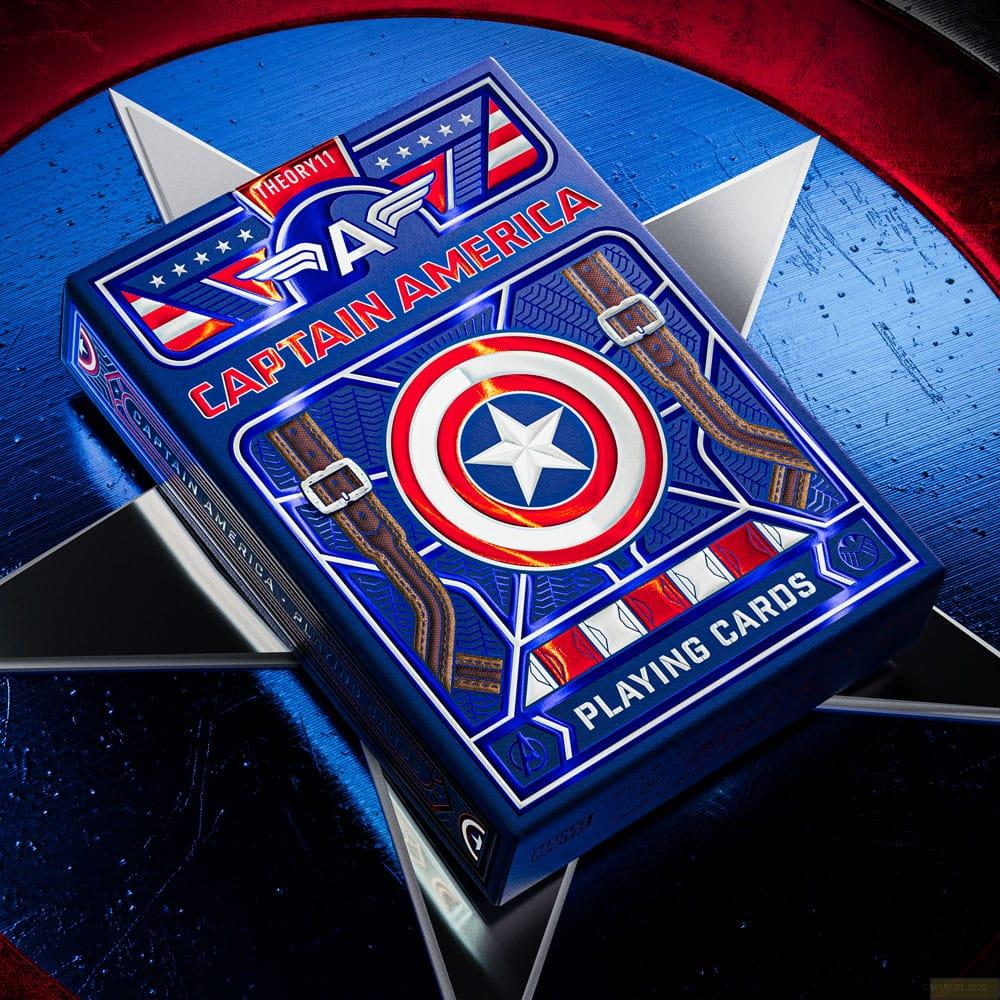 Una scatola di carte da gioco di Capitan America con il suo scudo, su sfondo stellato.