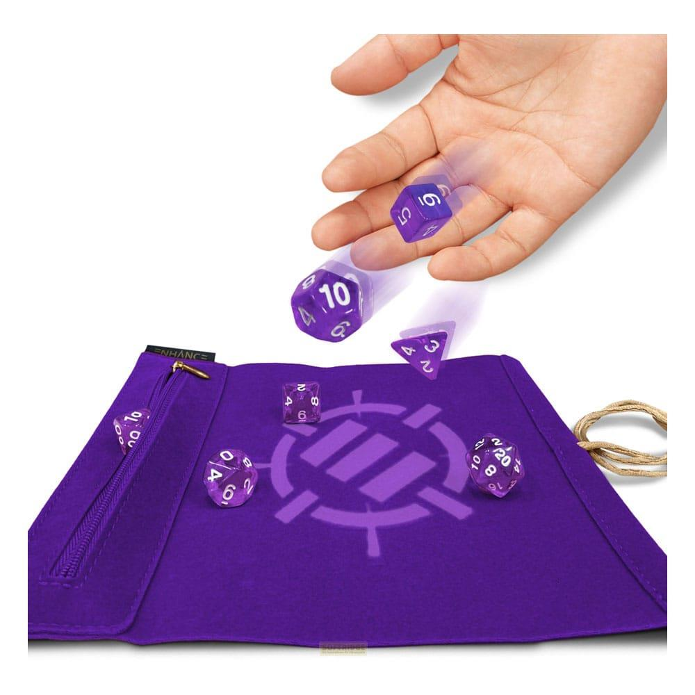 Mano lancia dadi viola su un tappetino viola con simboli.