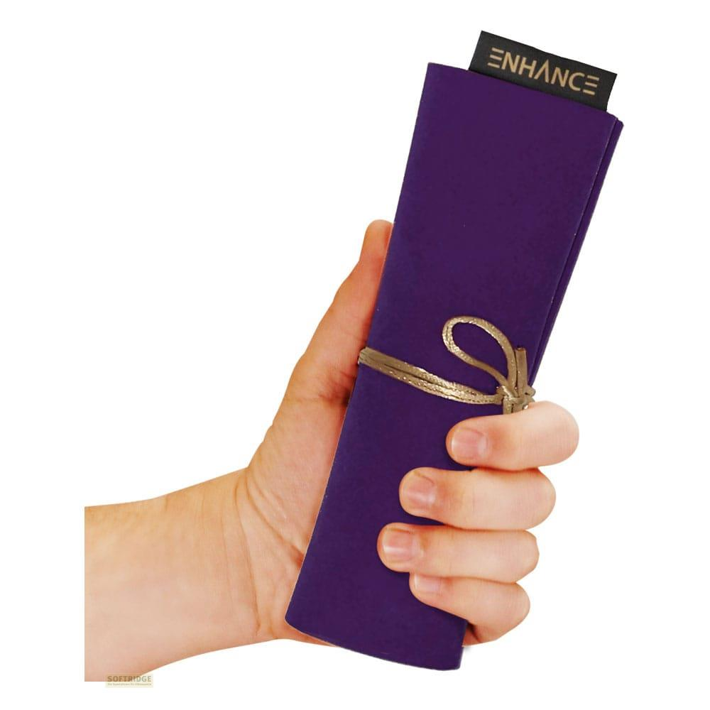 Una mano tiene una custodia viola legata con spago dorato.