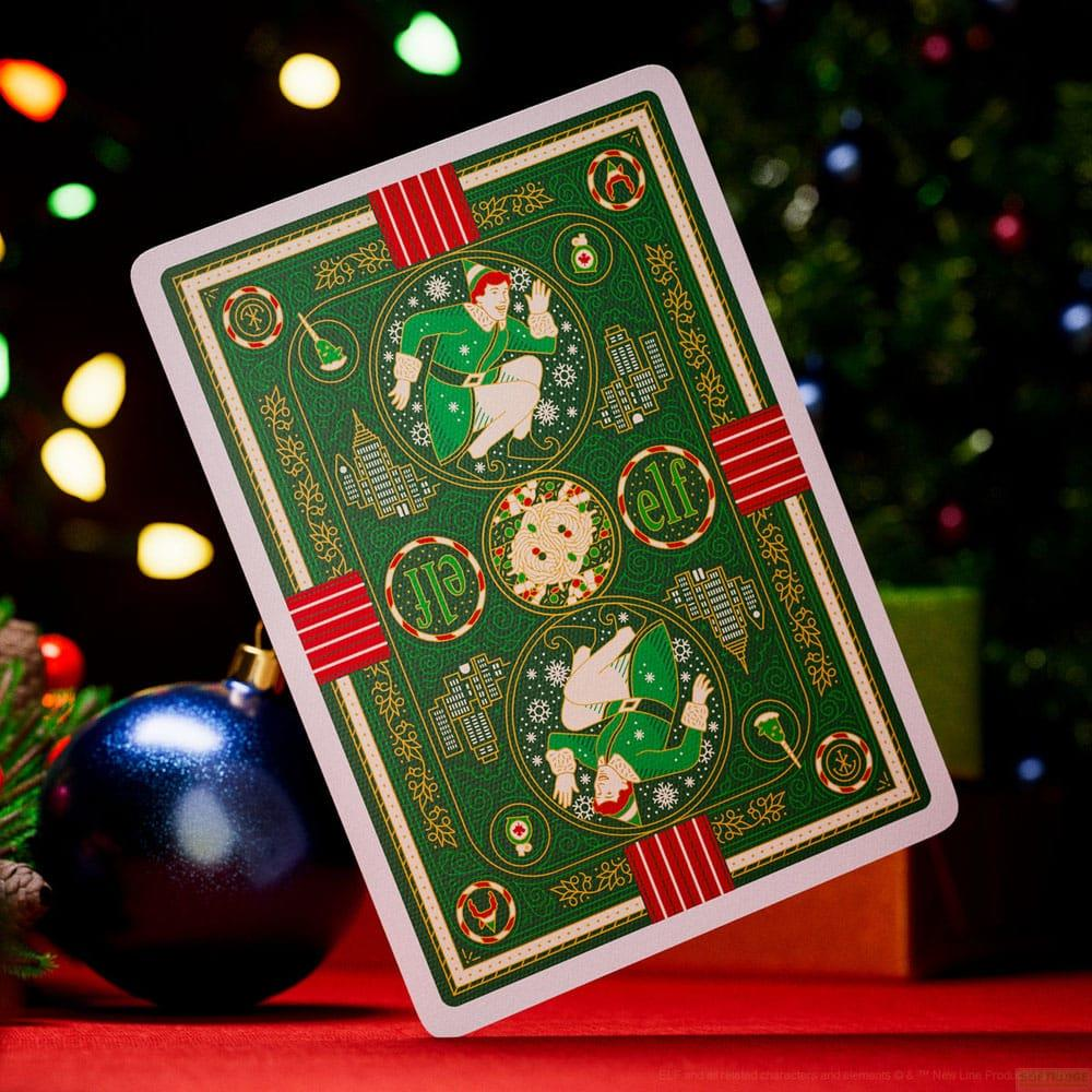Grüne Spielkarte mit Weihnachtselfen-Motiven vor unscharfen Lichtern und einem blauen Ball.