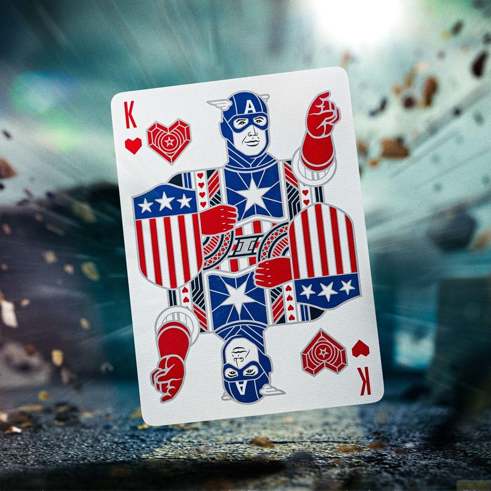 Carta da gioco Re di Capitan America, uniforme rossa e blu, design dettagliato.