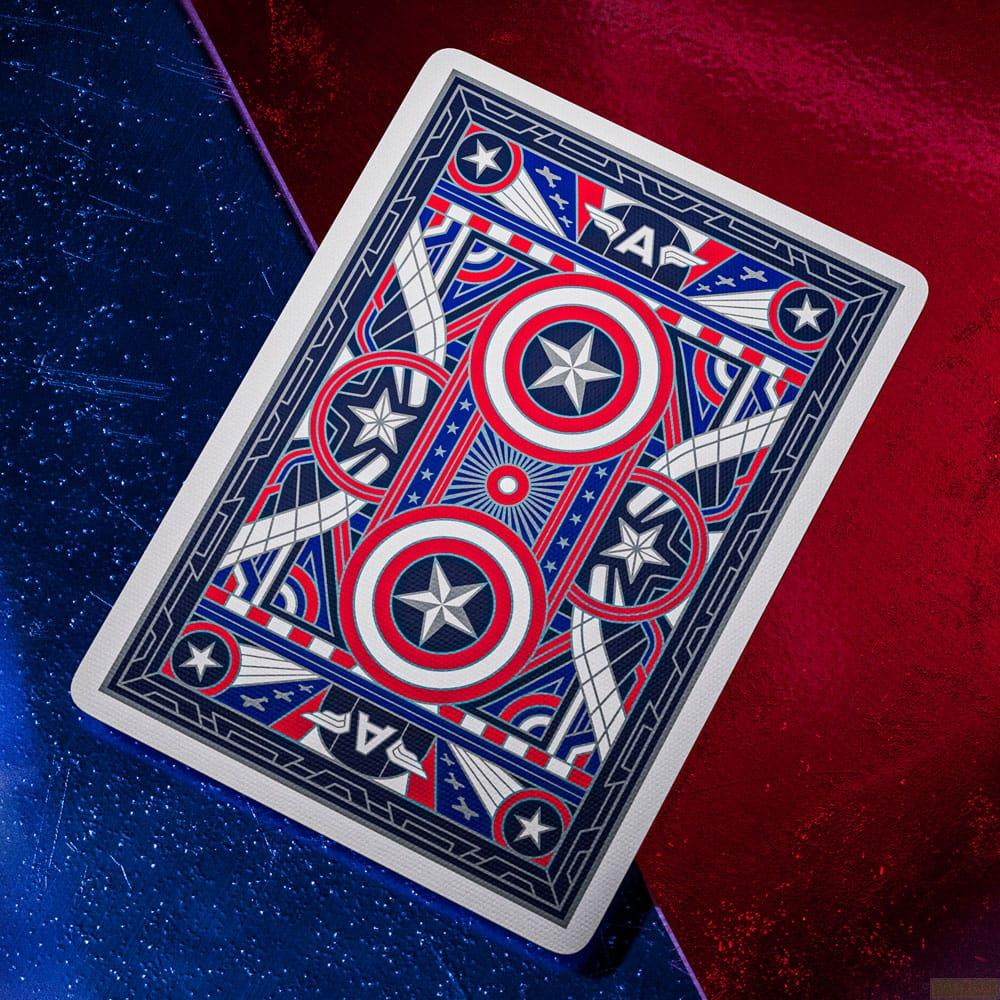 Retro di una carta da gioco con design dello scudo di Capitan America, rosso, bianco e blu.