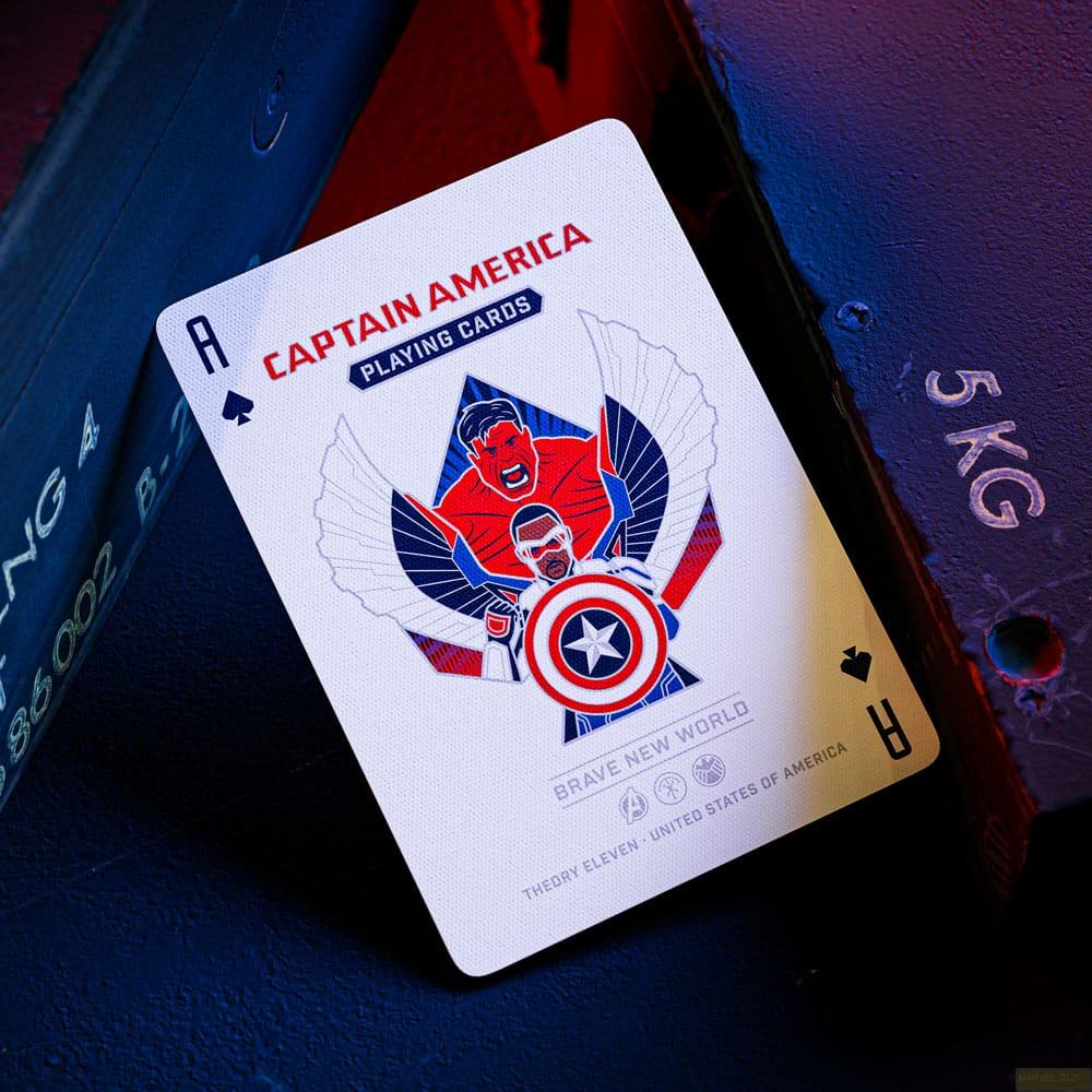 Carte da gioco Captain America con tre eroi e scudo su sfondo bianco.
