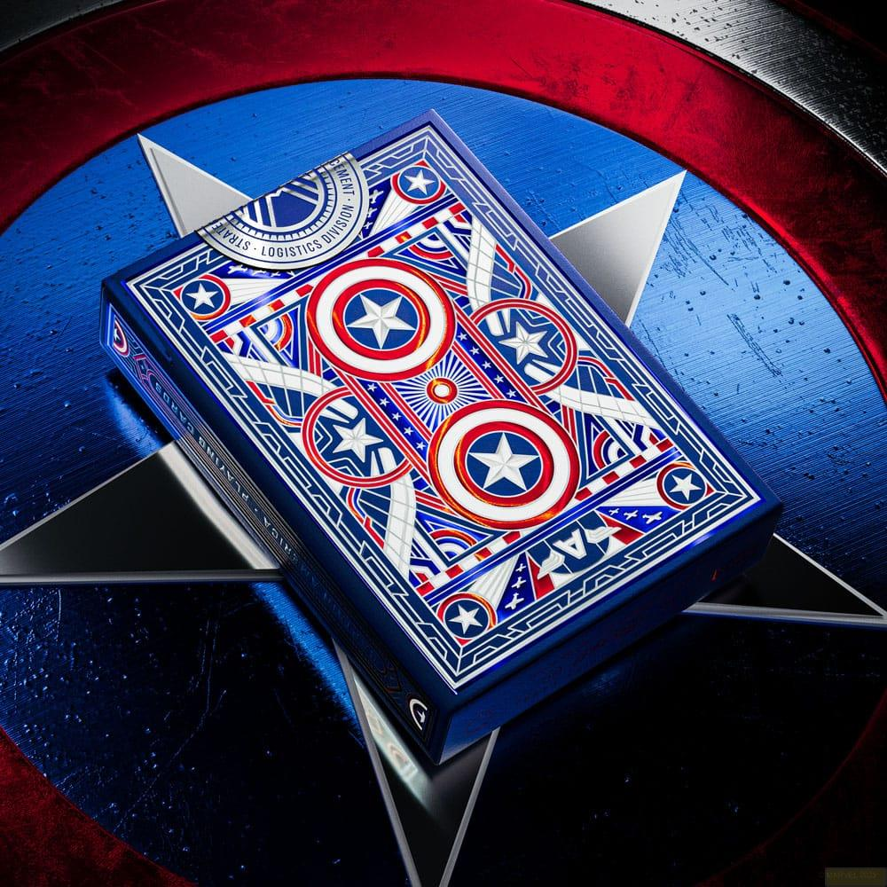 Lo scudo di Capitan America e carte da gioco con stelle e disegni rossi, bianchi e blu.