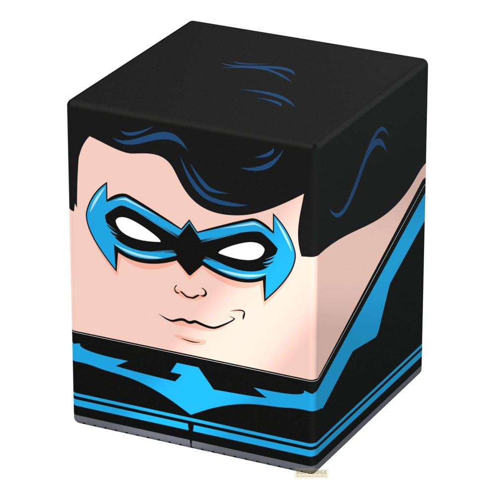 Ein Würfel mit dem Gesicht von Nightwing, schwarz und blau.