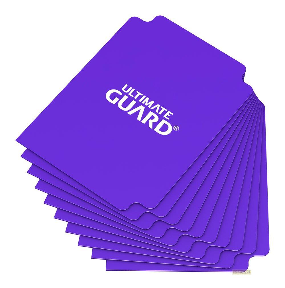 Una pila di custodie protettive viola con il logo Ultimate Guard.