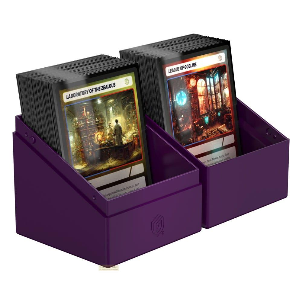 Zwei violette Boxen mit Spielkarten. Eine Box zeigt ein Labor, die andere eine dunkle Kammer.