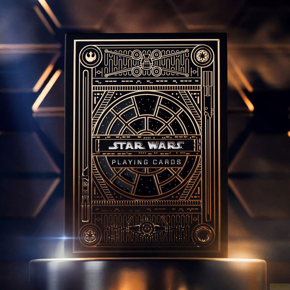 Carte da gioco nere con design dorato Star Wars, su piedistallo.