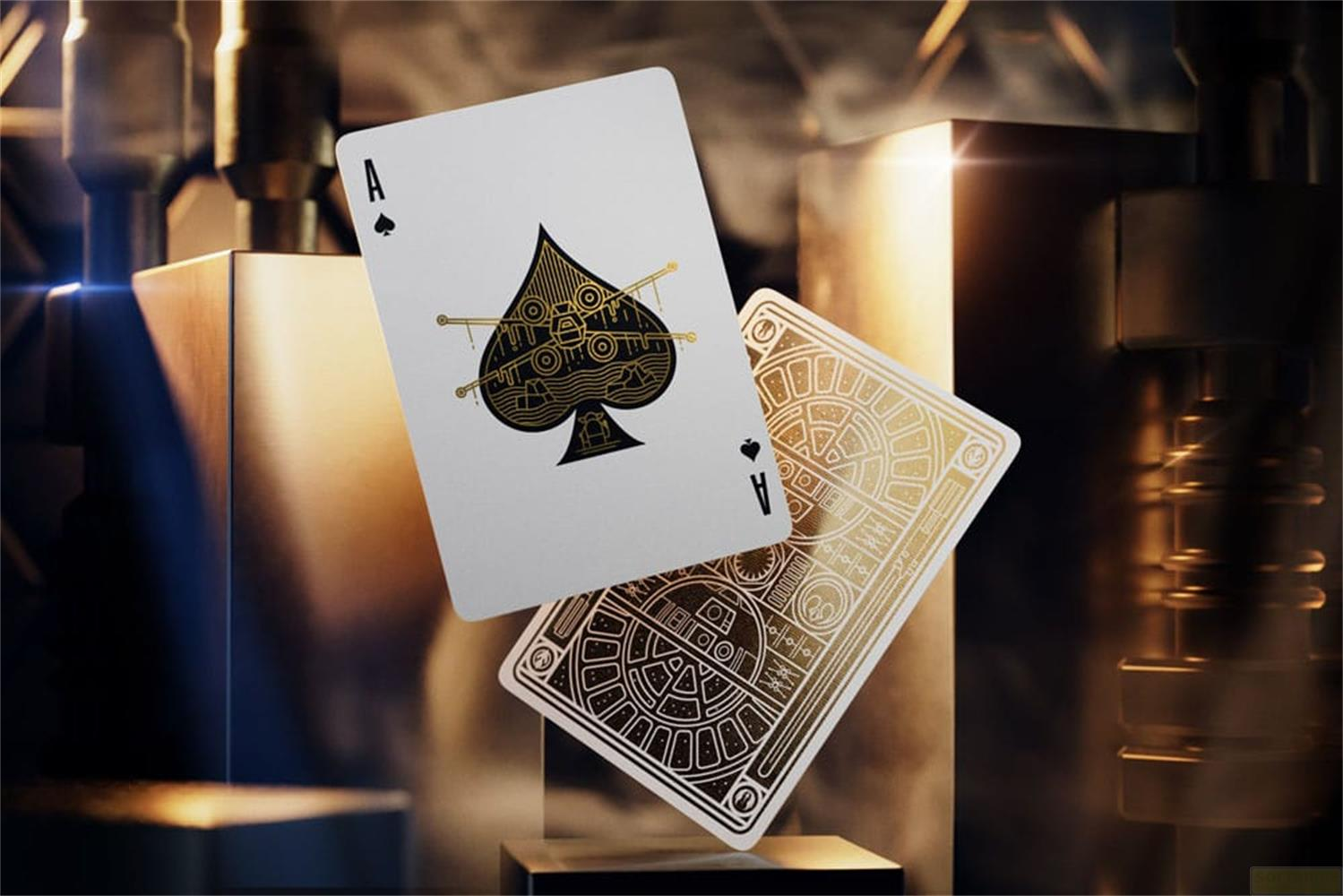 Due carte da gioco, Asso di Picche e il suo retro, fluttuano davanti a oggetti metallici.