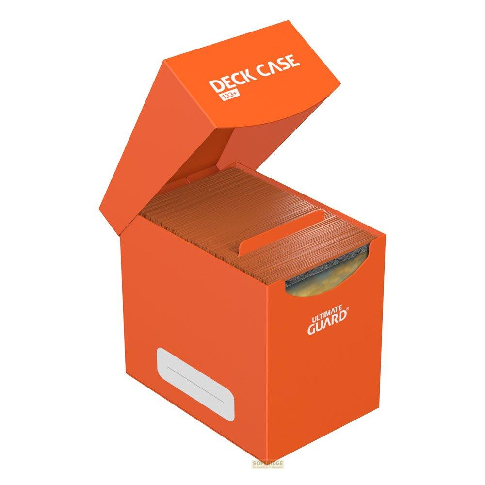 Custodia arancione per mazzi aperta, piena di carte. Testo: 'DECK CASE 133+' e 'ULTIMATE GUARD'.