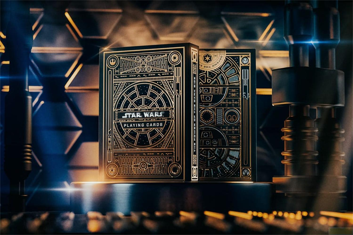 Carte da gioco Star Wars nere con dettagli dorati su un piedistallo futuristico.