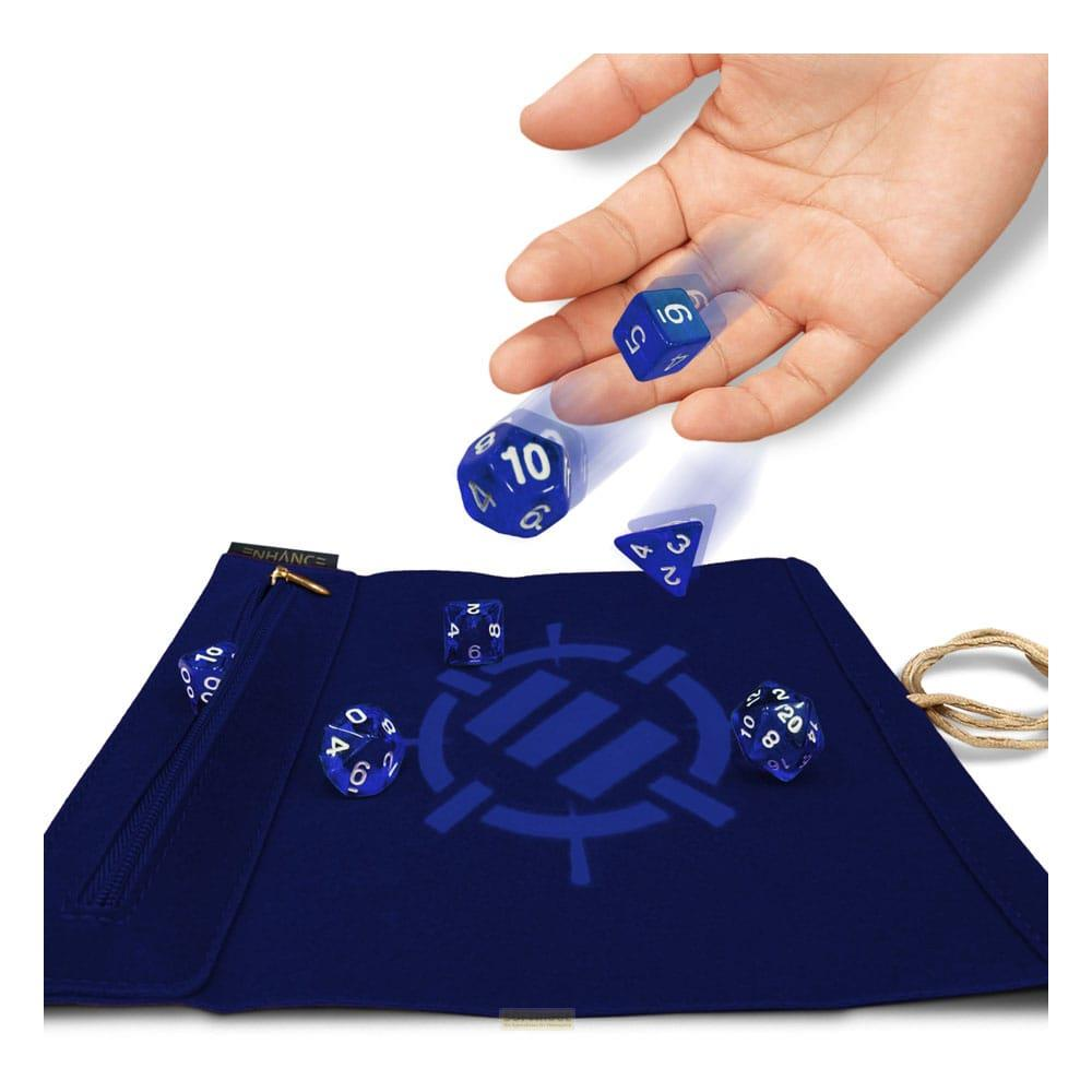 Una mano lancia dadi blu su un tappetino blu con un logo.