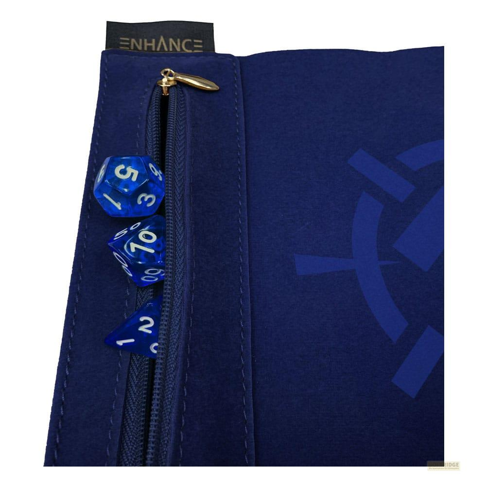 Dadi blu con numeri in una tasca blu con cerniera. Logo Enhance in alto.