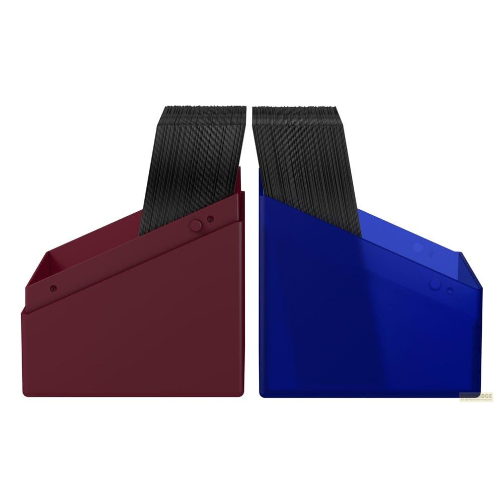Deux contenants rouges et bleus contenant de nombreuses cartes noires.