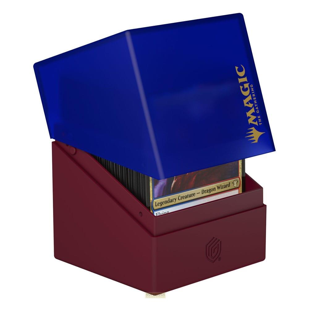 Boîte à cartes rouge avec couvercle bleu et logo Magic, remplie de cartes.