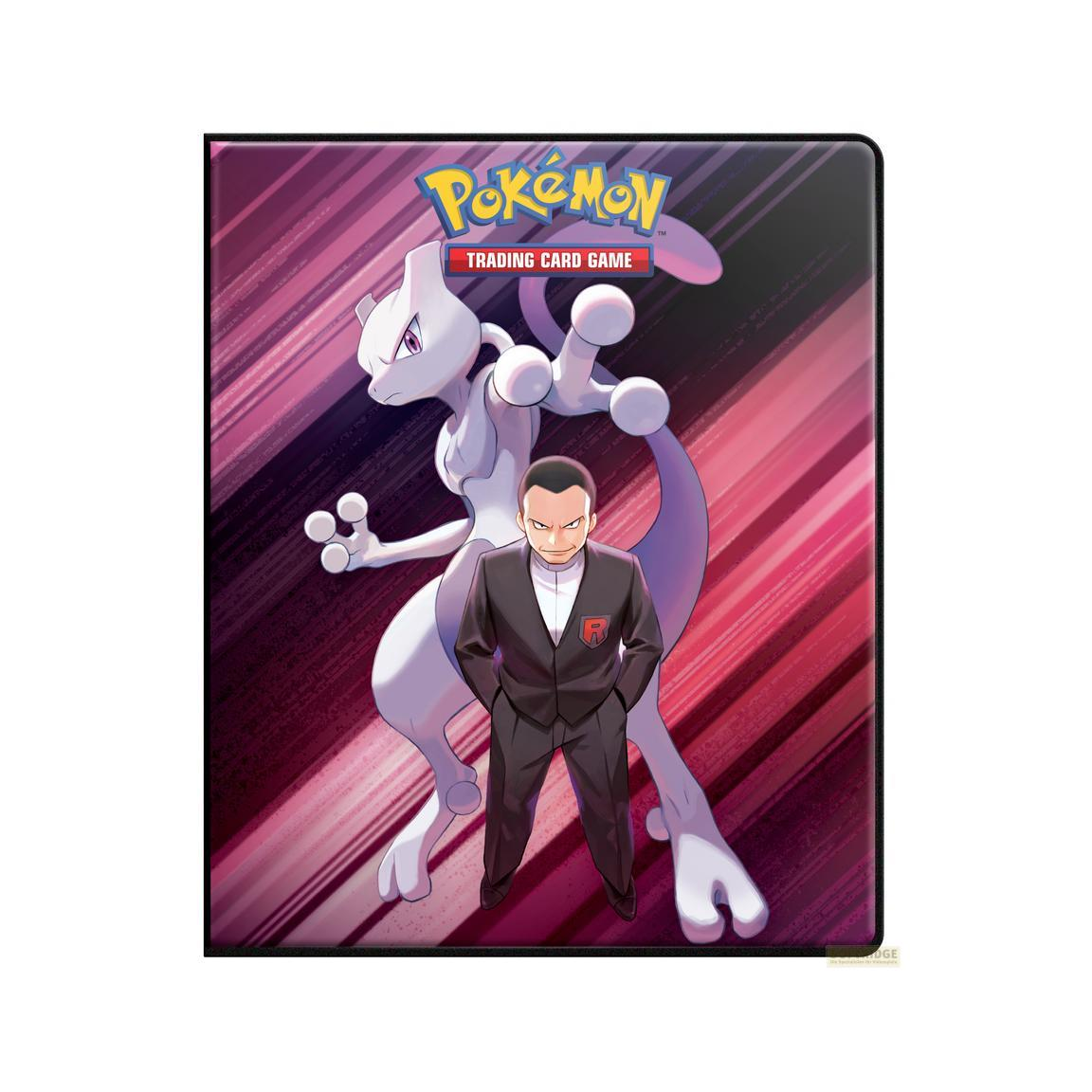 Un uomo in giacca e cravatta sta davanti a Mewtwo il Pokémon su sfondo rosso.