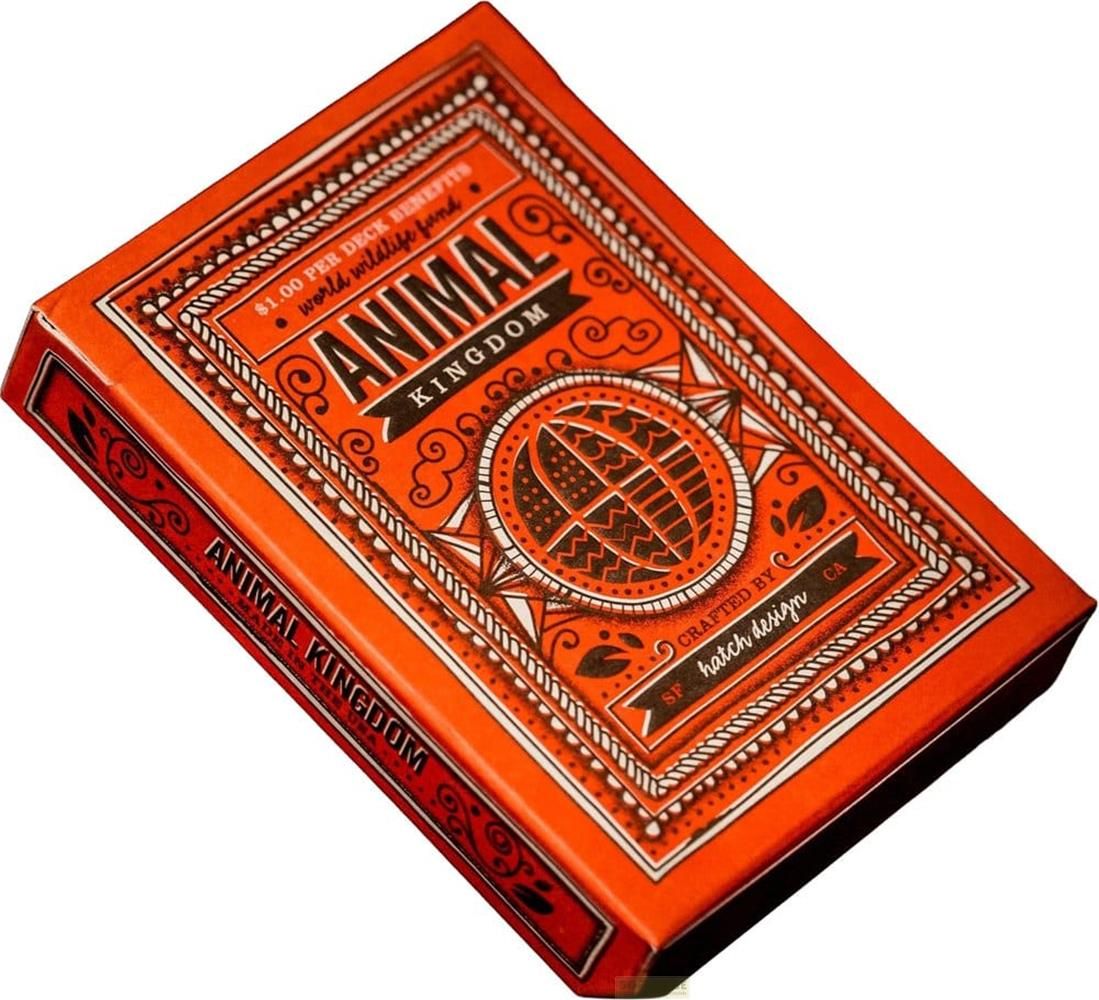 Scatola di carte da gioco arancione con design Animal Kingdom ed emblema del mappamondo.
