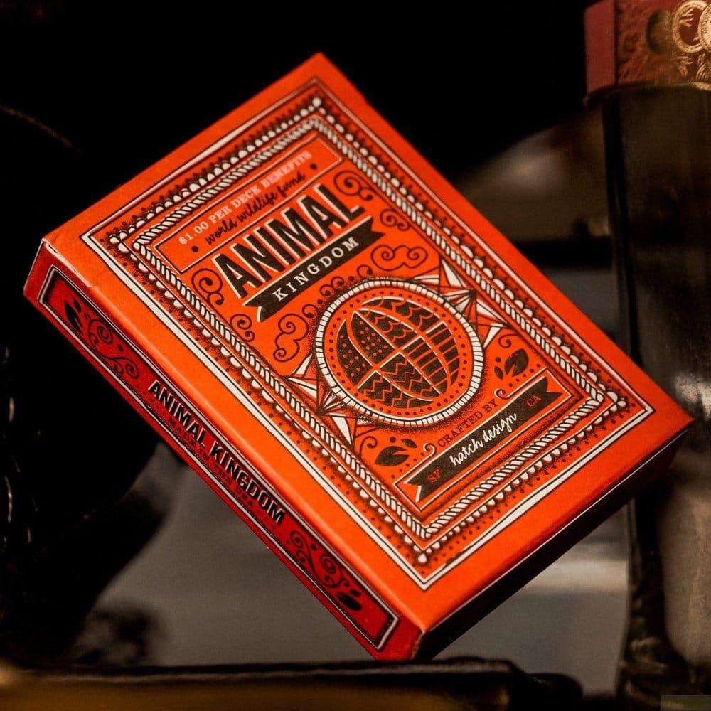 Arancia mazzo di carte con testo "Animal Kingdom" e design simile a globo.