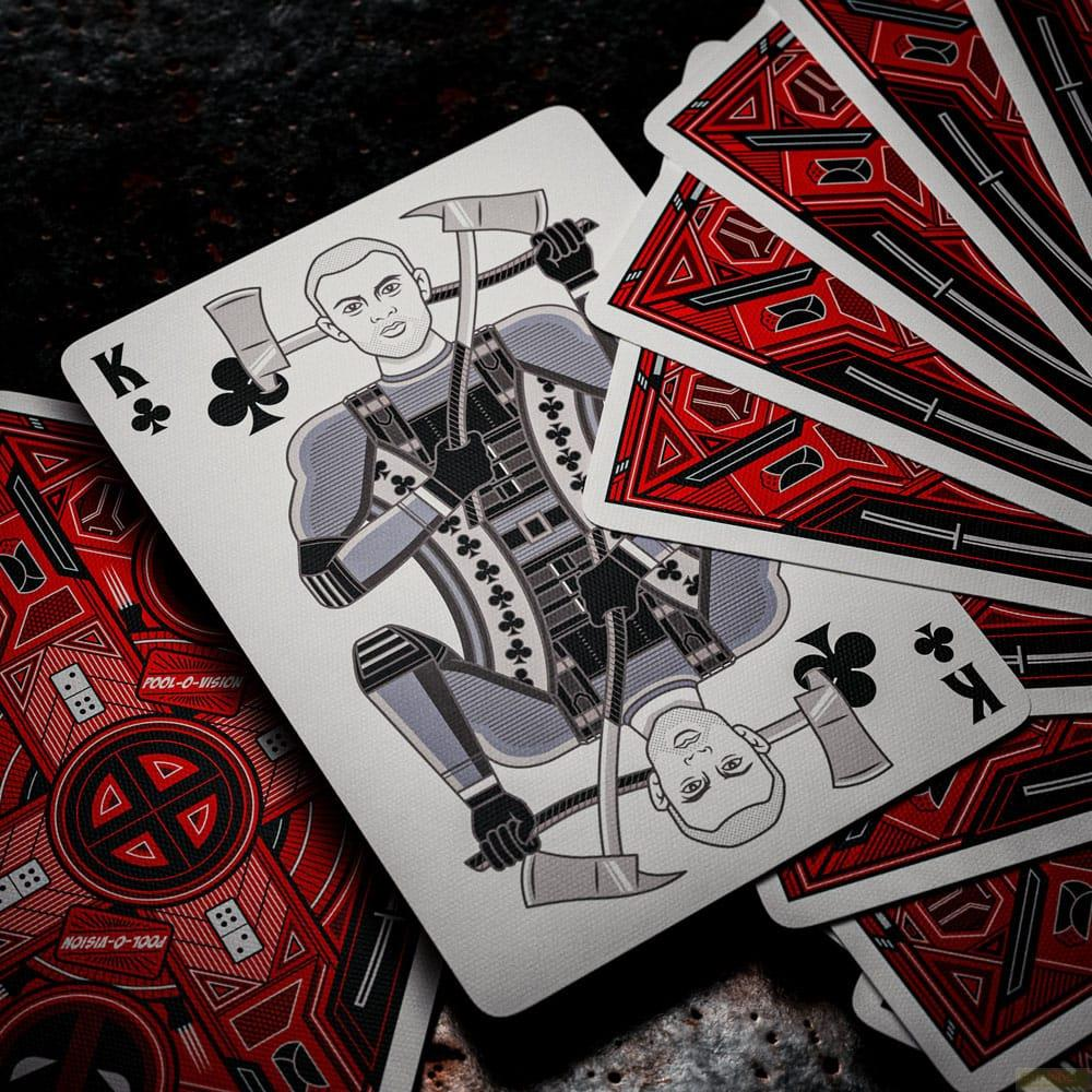Carta da gioco con un pompiere che tiene asce, circondato da carte rosse.
