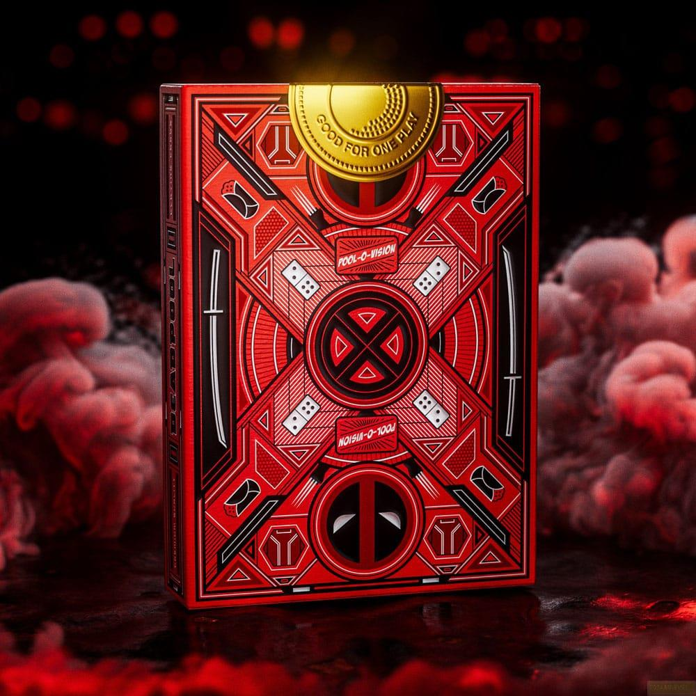 Un mazzo di carte rosso con motivo Deadpool e moneta d'oro.