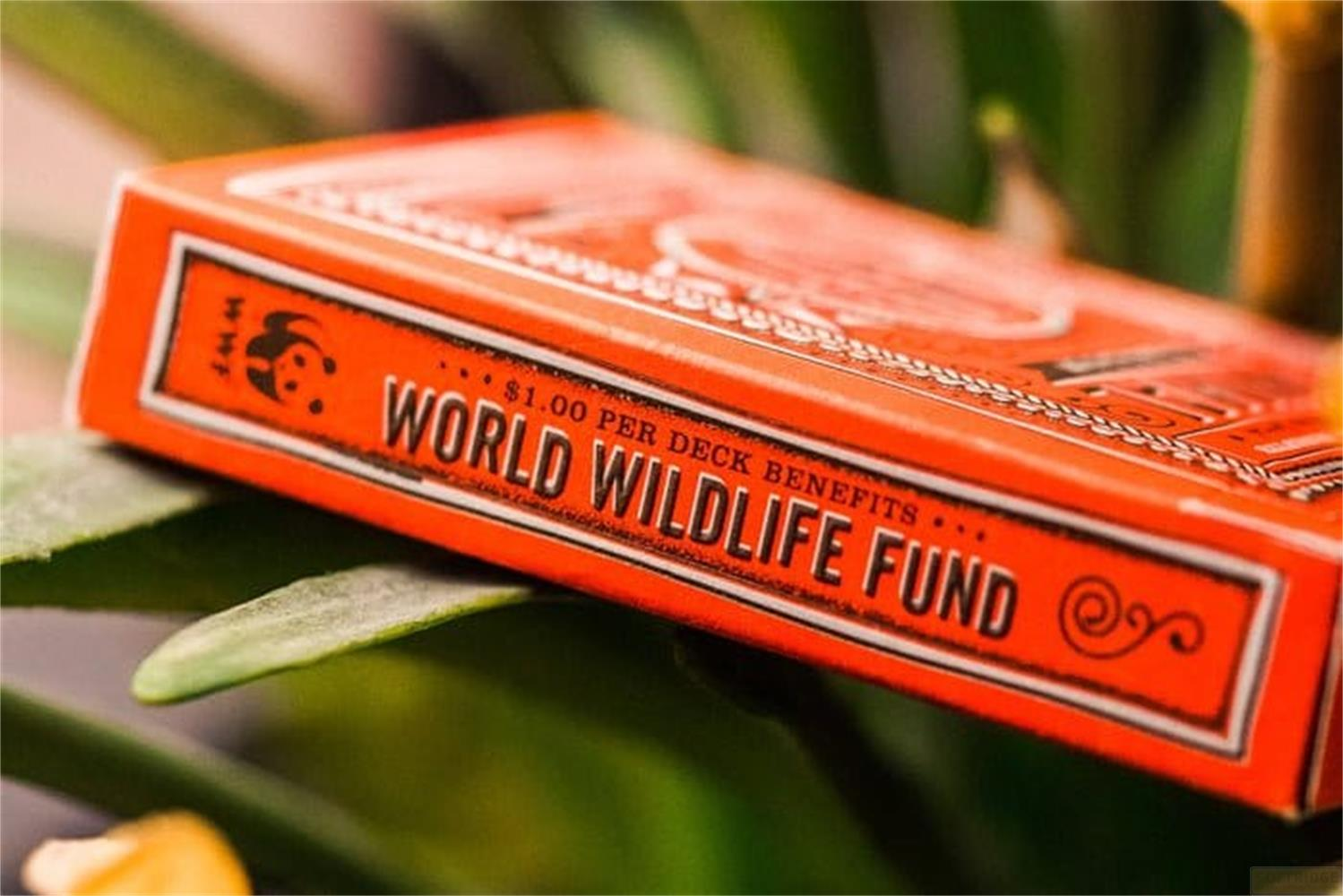 Scatola arancione per carte da gioco con logo WWF e testo "World Wildlife Fund".