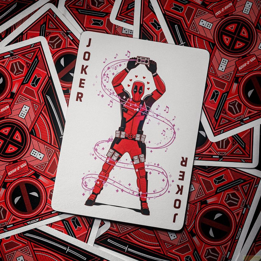 Deadpool tiene in alto un boombox, circondato da carte da gioco.