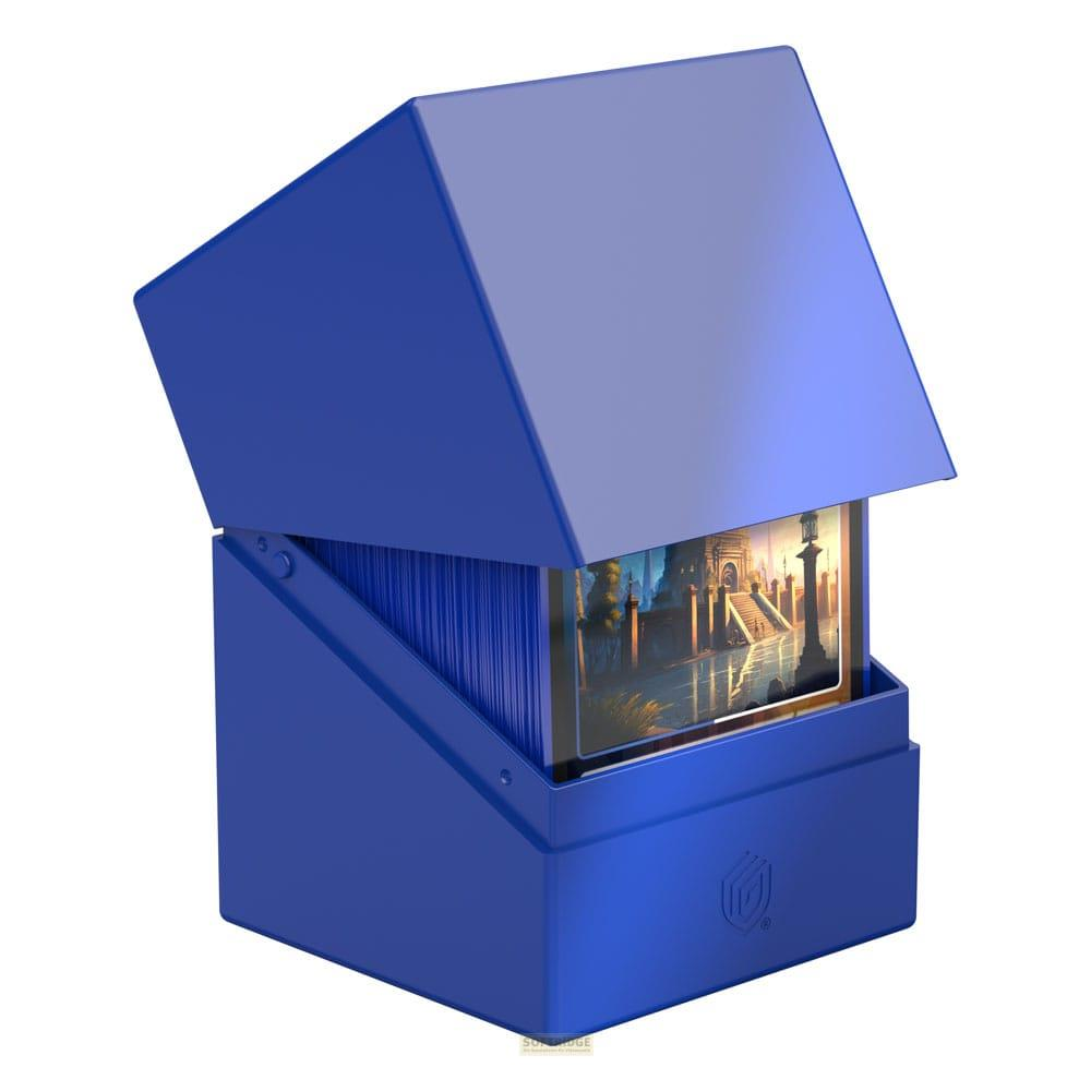 Un porte-cartes bleu avec un jeu debout et une carte vue sur la ville.