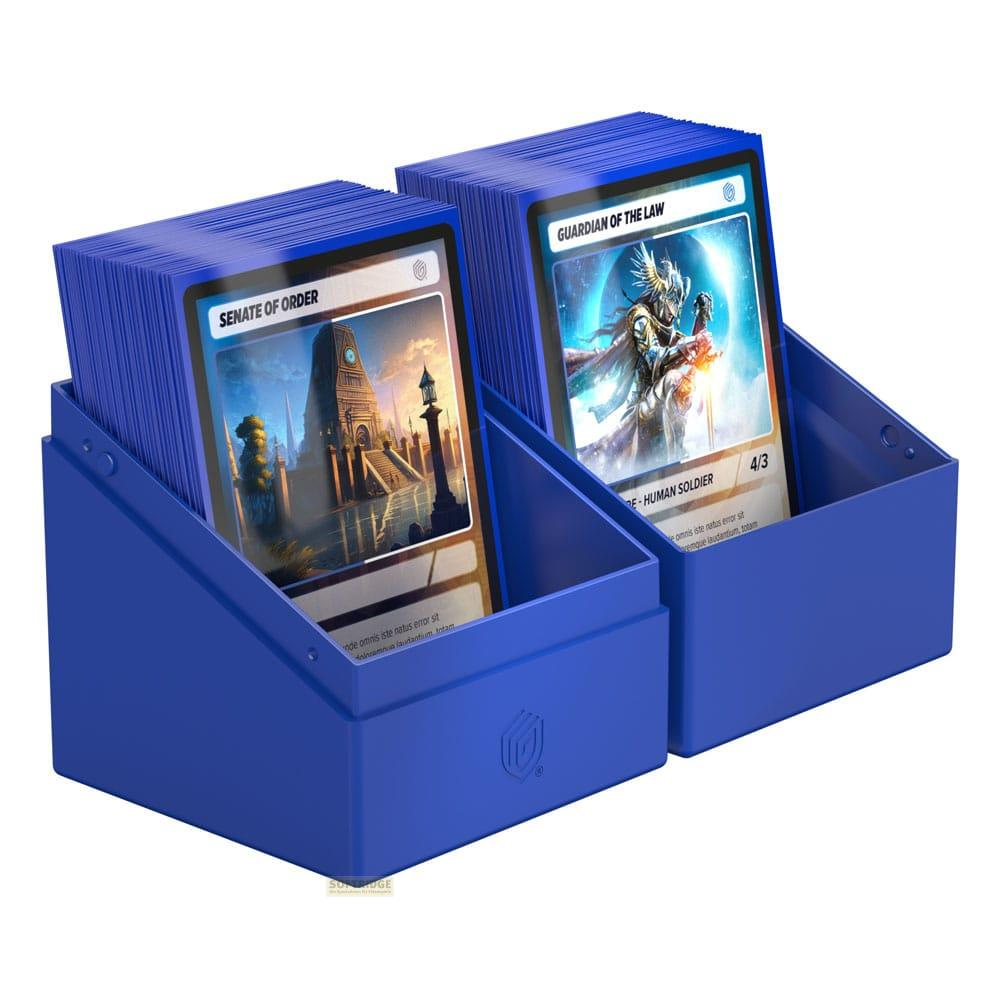 Deux porte-cartes bleus avec des cartes à jouer. Une carte montre un bâtiment.