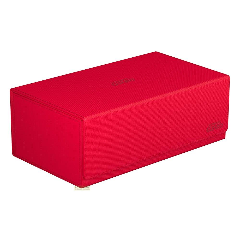 Una scatola rossa portaoggetti con logo "Ultimate Guard" visibile.