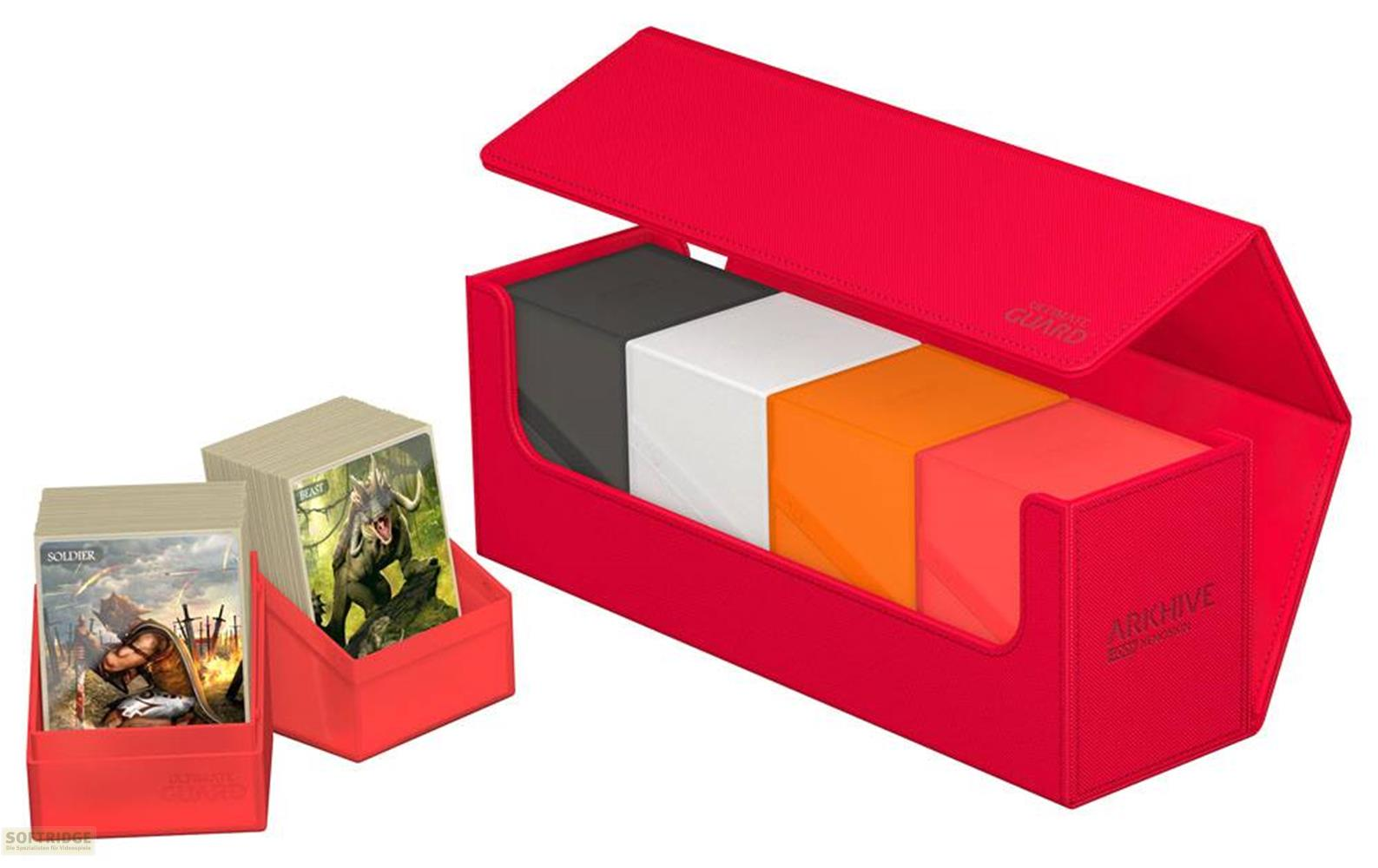 Boîte rouge de rangement de cartes avec quatre compartiments, contenant des inserts noirs, blancs, oranges et rouges.
