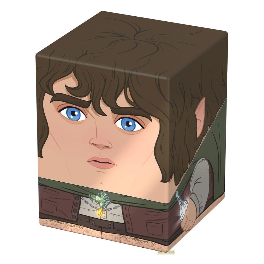 Un cube représentant le visage de Frodon Sacquet, portant un pendentif papillon vert.