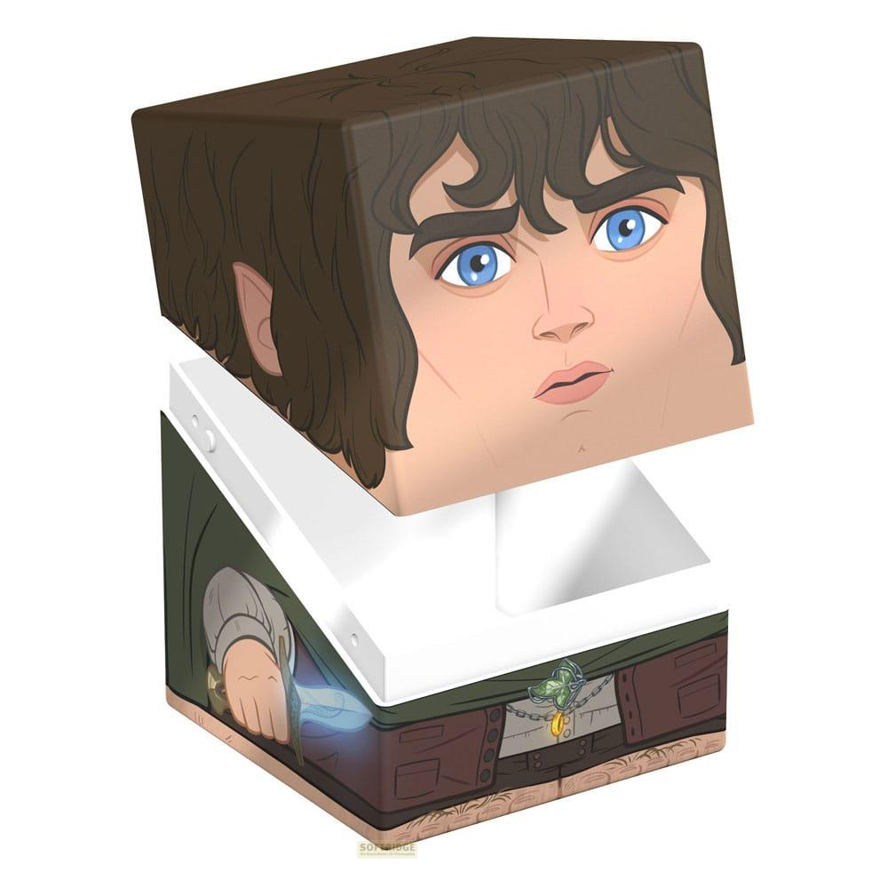 Un cube avec le visage de Frodon Sacquet sur le dessus et ses vêtements en bas.
