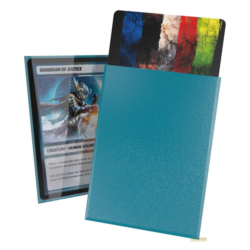 Cartoncino "Guardian of Justice" in busta blu, con strisce colorate su un'altra carta.