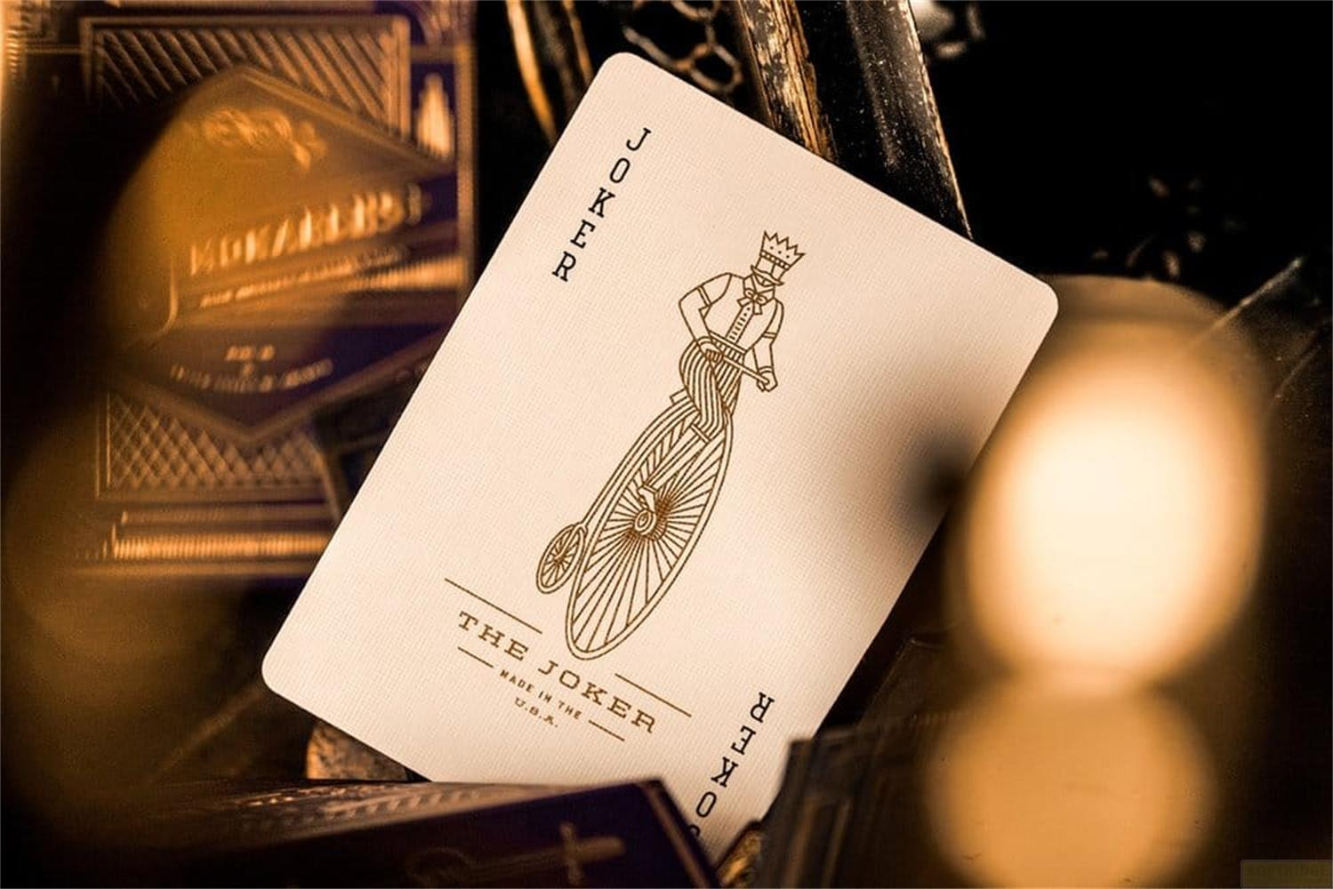 Carta Joker con un uomo su una bicicletta d'epoca.