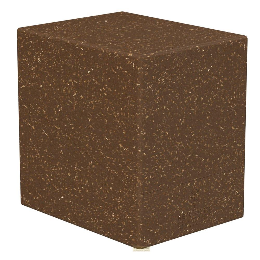 Un oggetto marrone, a forma di cubo, con motivo maculato.