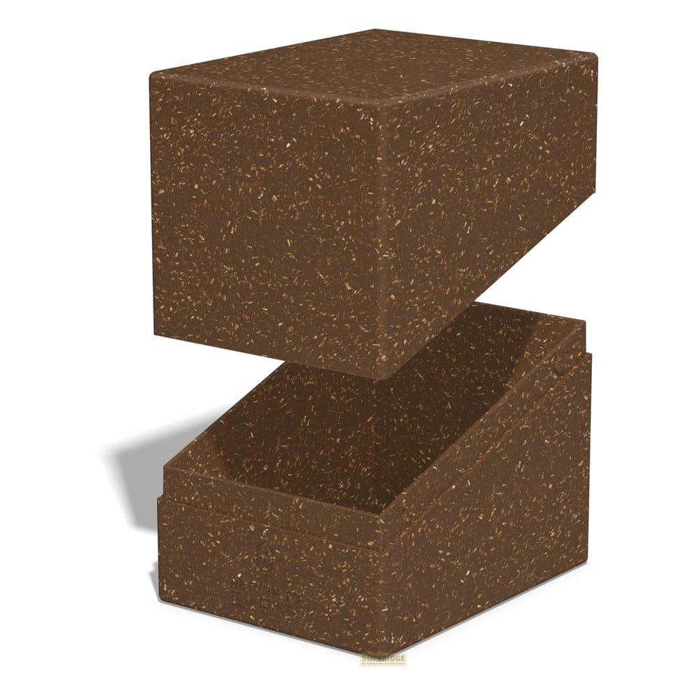 Un contenitore marrone con il coperchio socchiuso. Realizzato in materiale maculato.