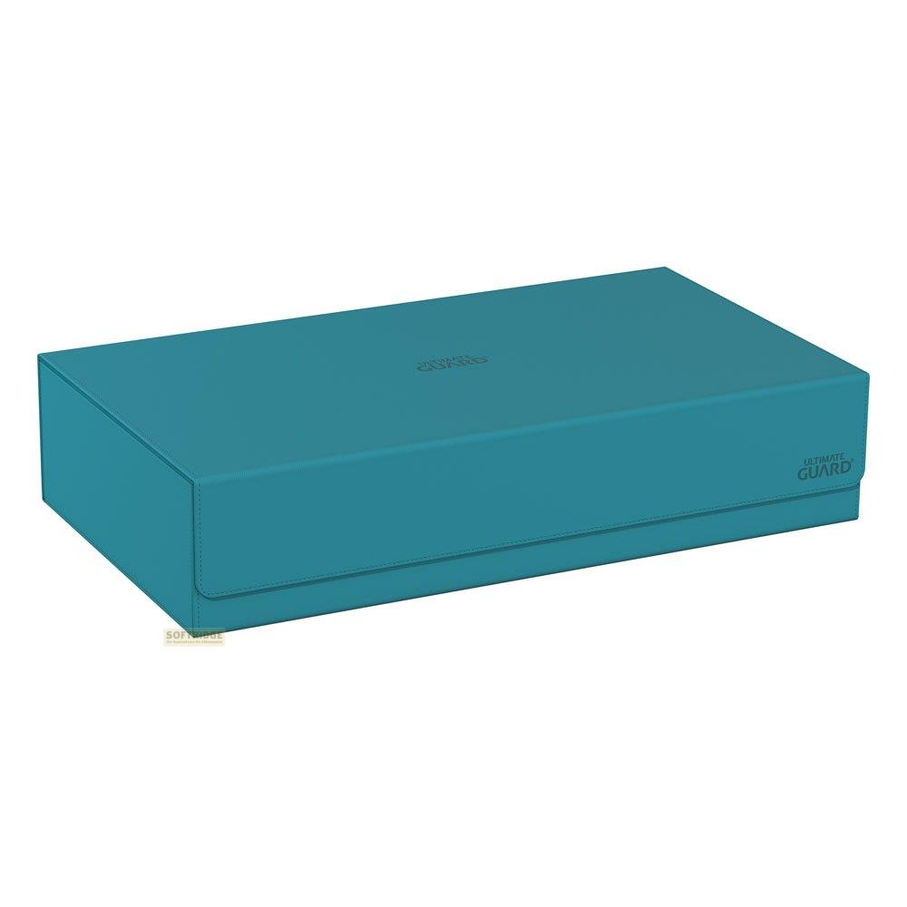 Una scatola portaoggetti color ottanio con il logo 'Ultimate Guard'.
