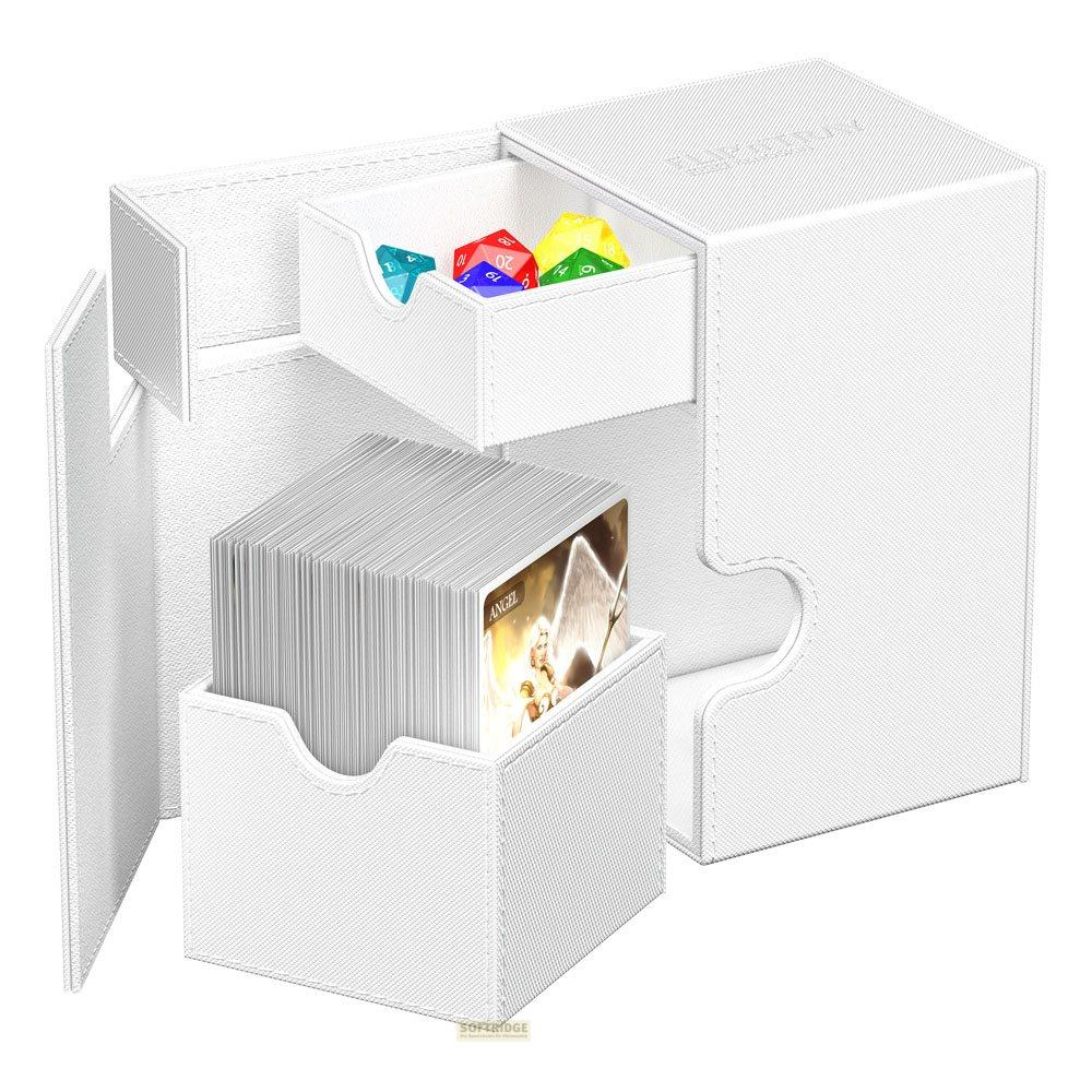 Un porta carte bianco con un cassetto contenente dadi colorati e un mazzo.
