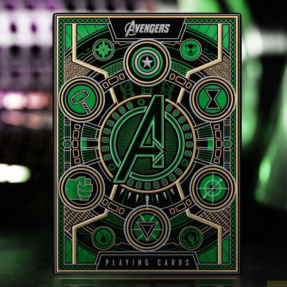 Carte da gioco Avengers con emblema 'A' verde e oro e simboli.