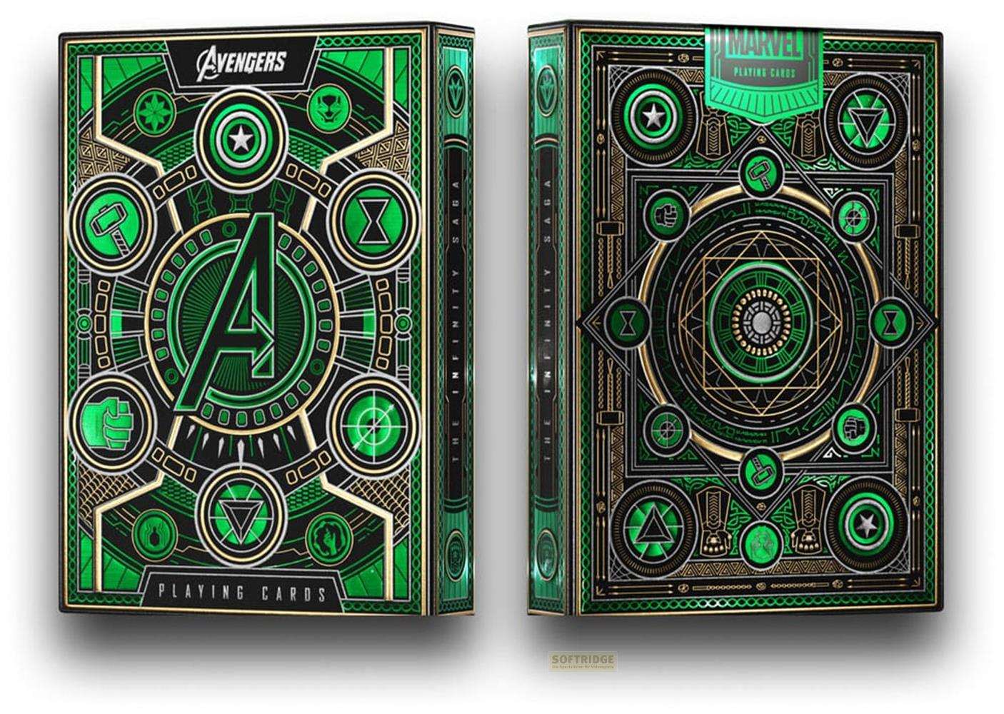 Carte da gioco Avengers con simboli verdi e dorati, incluso il logo degli Avengers.