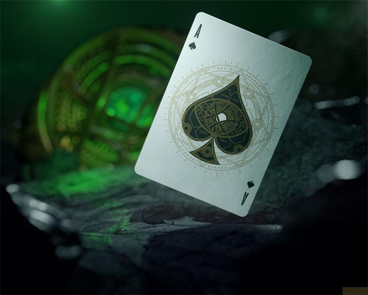 Una carta da gioco, l'asso di picche, fluttua su una superficie scura con sfondo verde.
