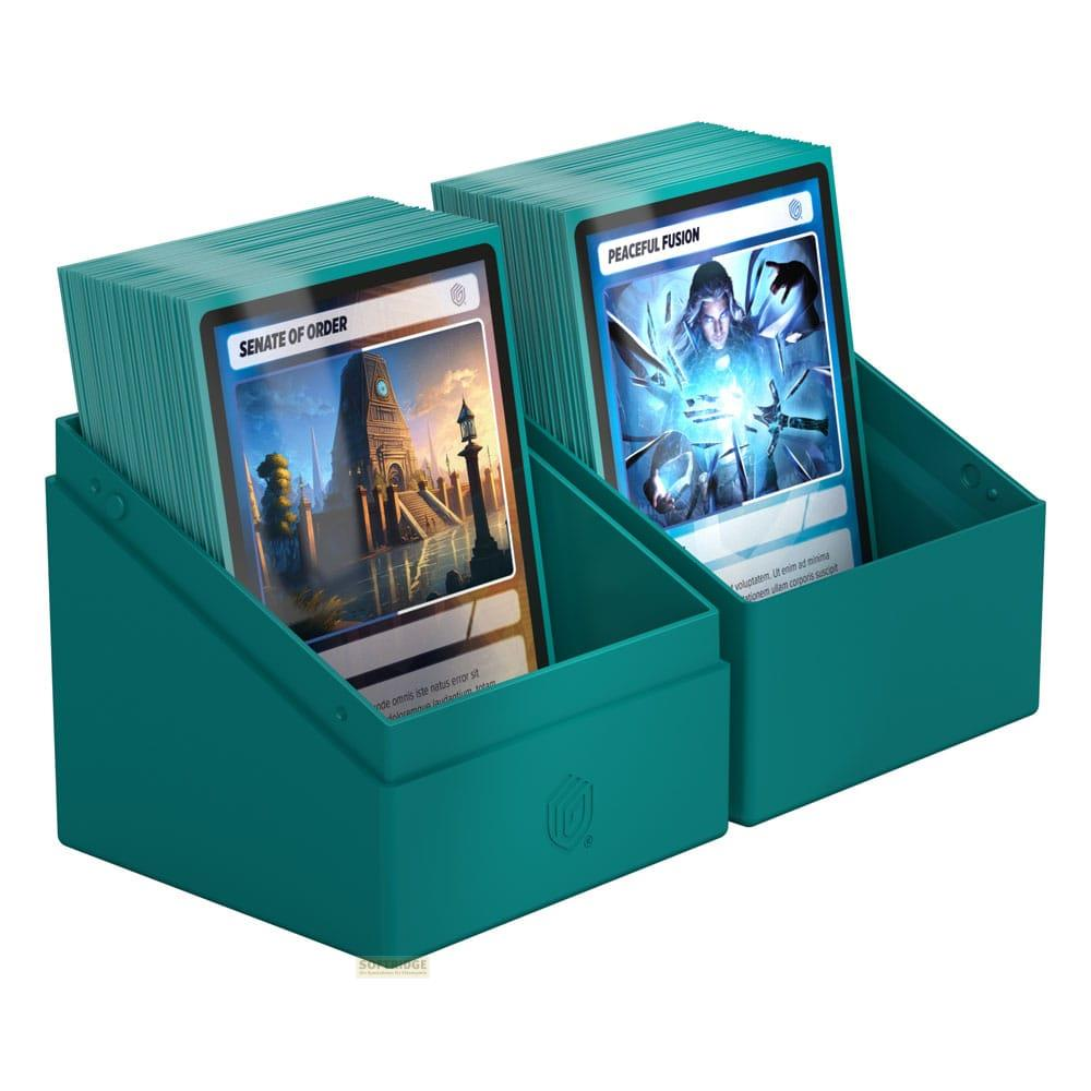 Due scatole per mazzi di carte verde acqua con carte d'arte fantasy.