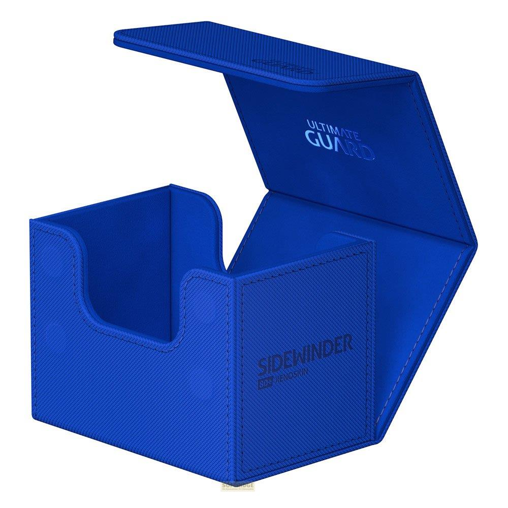 Un porta mazzo di carte Ultimate Guard Sidewinder blu con coperchio aperto, su sfondo bianco.