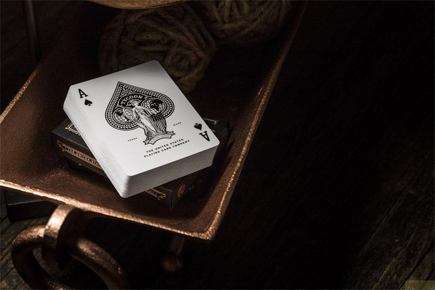 Un mazzo di carte da gioco con l'asso di picche su un vassoio.
