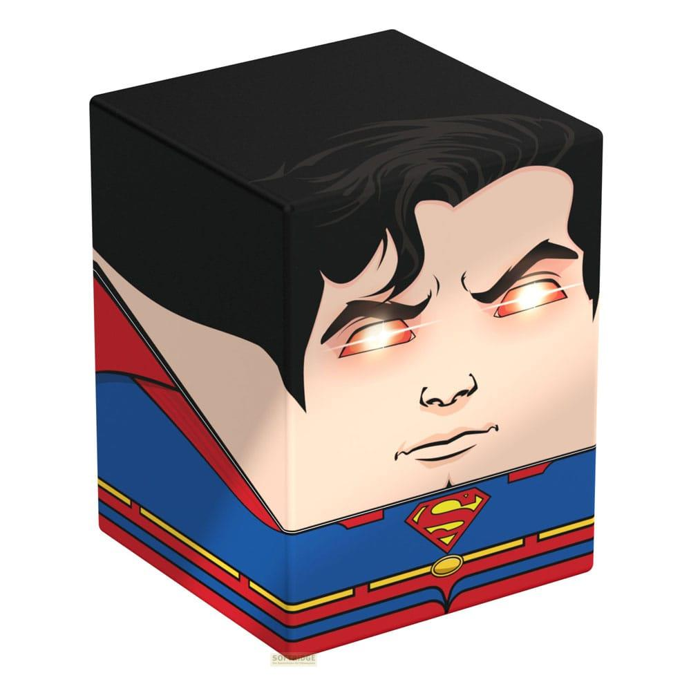 Un cubo con il volto e il logo di Superman. I suoi occhi brillano di rosso.